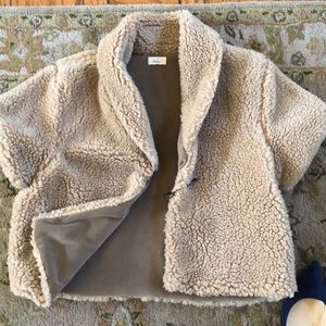 Short-sleeved crop fuzzy jacket